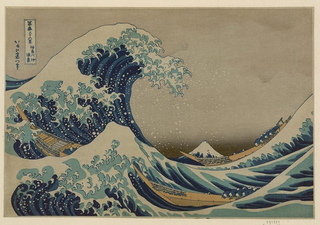 蓝色海浪卷起，远处可见富士山